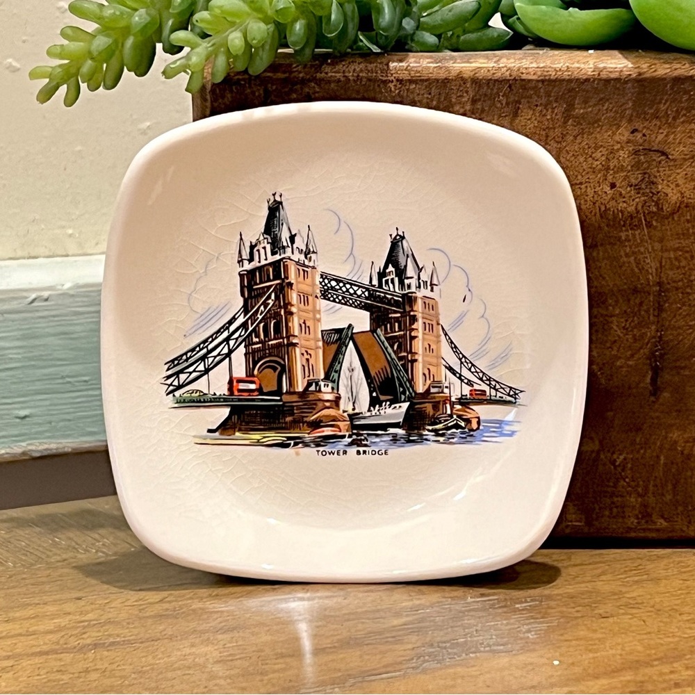 Tower Bridge England 5.5” Gold Trim Trinket Dish Tourism Squire great condition